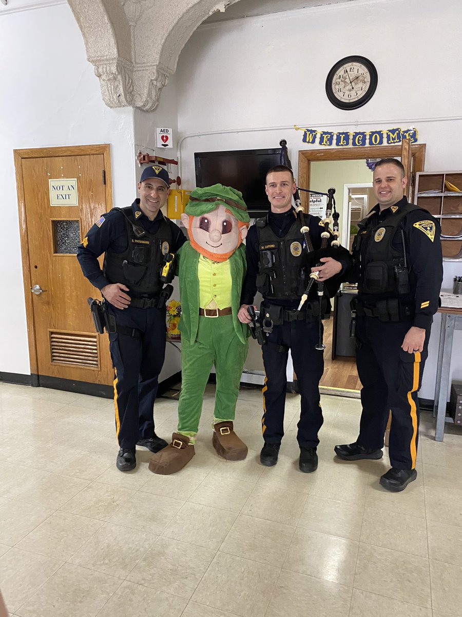 franklin_school's tweet photo. A huge thank you to the @LyndhurstNJPD for coming and playing the bagpipes for our students! We are one lucky school 🍀🌈 https://t.co/NsQvwKUQeT