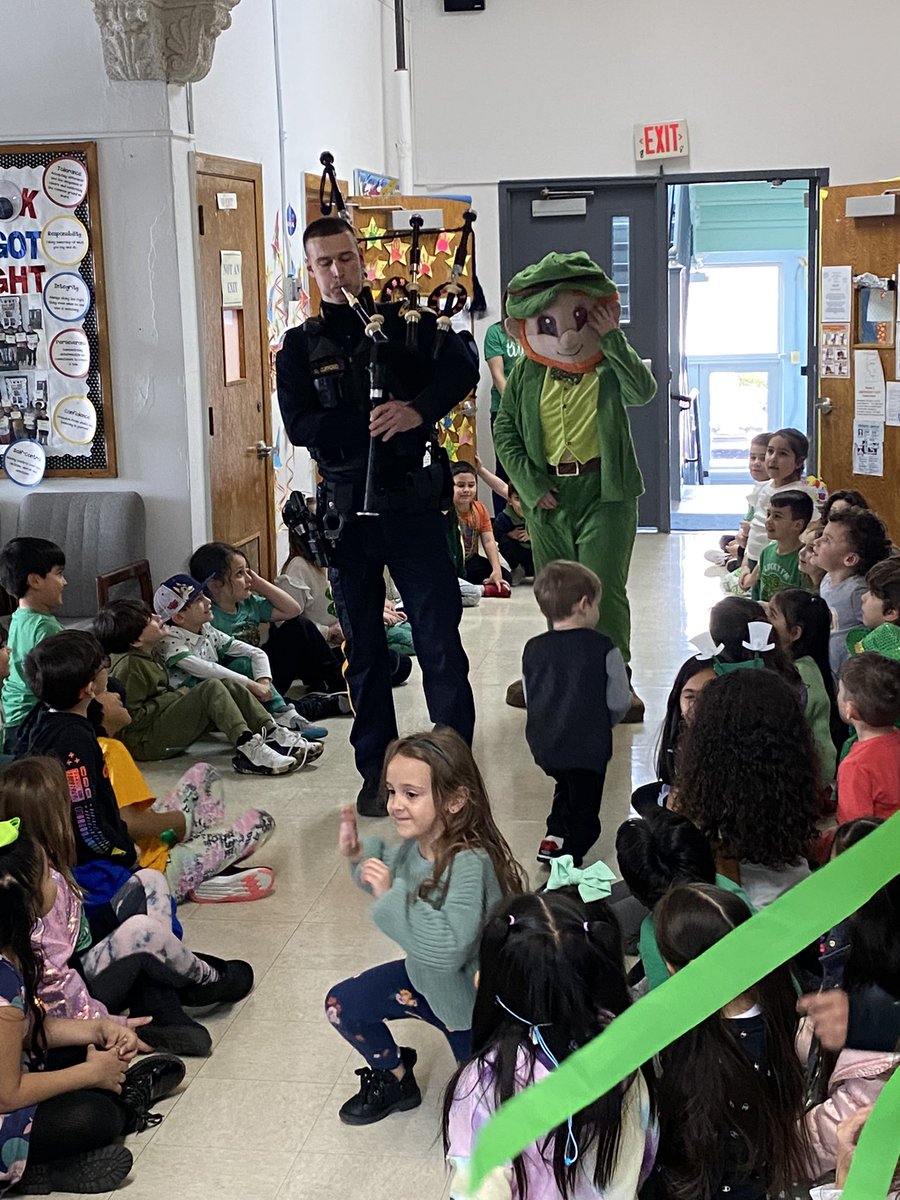 franklin_school's tweet photo. A huge thank you to the @LyndhurstNJPD for coming and playing the bagpipes for our students! We are one lucky school 🍀🌈 https://t.co/NsQvwKUQeT