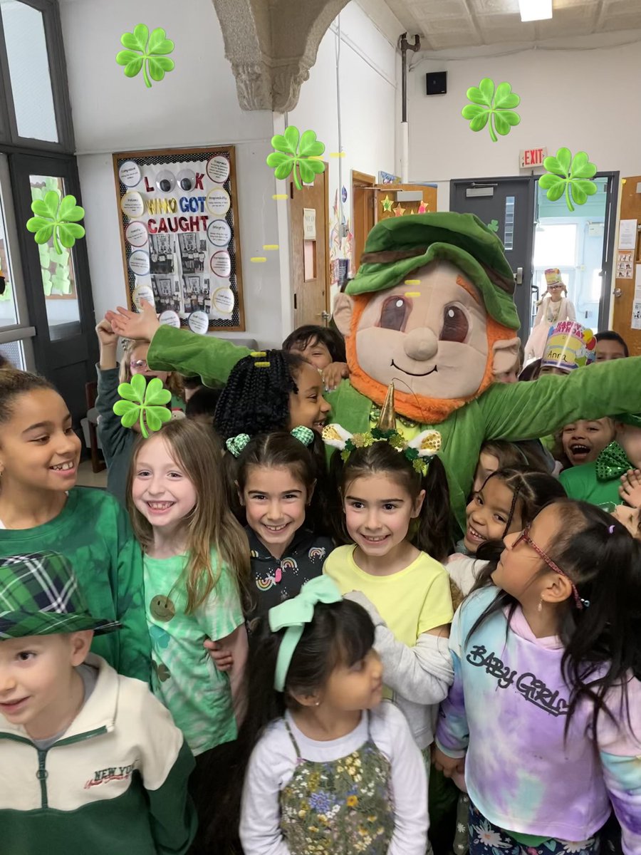 franklin_school's tweet photo. A huge thank you to the @LyndhurstNJPD for coming and playing the bagpipes for our students! We are one lucky school 🍀🌈 https://t.co/NsQvwKUQeT