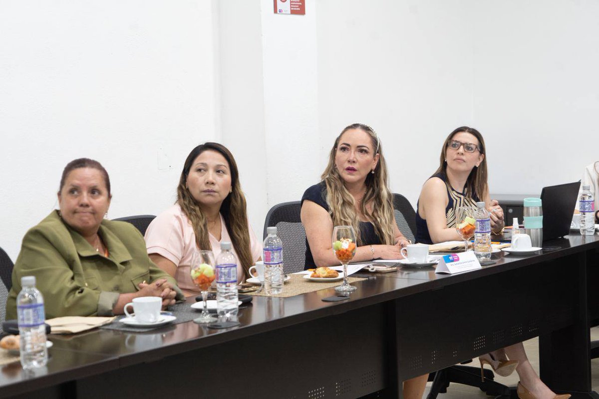 SamanthaSmithMX's tweet photo. Para servir, ayudar y construir el bien común, no necesitas ostentar un puesto o tener un nombramiento, solo necesitas voluntad, visión y muchas horas de #acción.
Bien contenra de chambear desde hace 9 años en el Albergue del Hospital General de Guanajuato y ser parte del #CEPAV https://t.co/Q21M3hoS5r