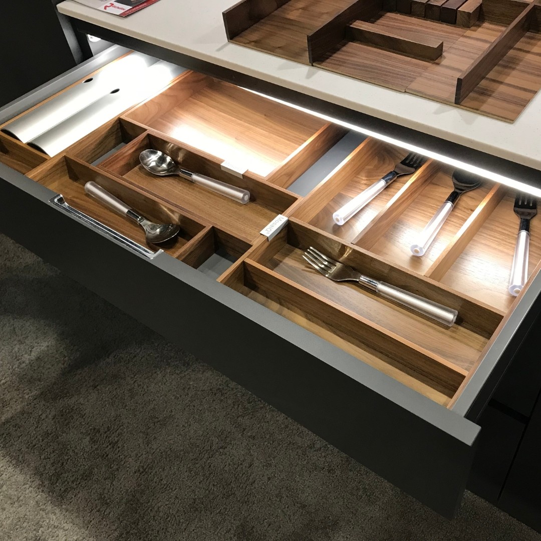 JSDesignBuild's tweet image. From chaos to harmony - illuminate your space with elegant and creative storage solutions that are designed to catch the eye and inspire.