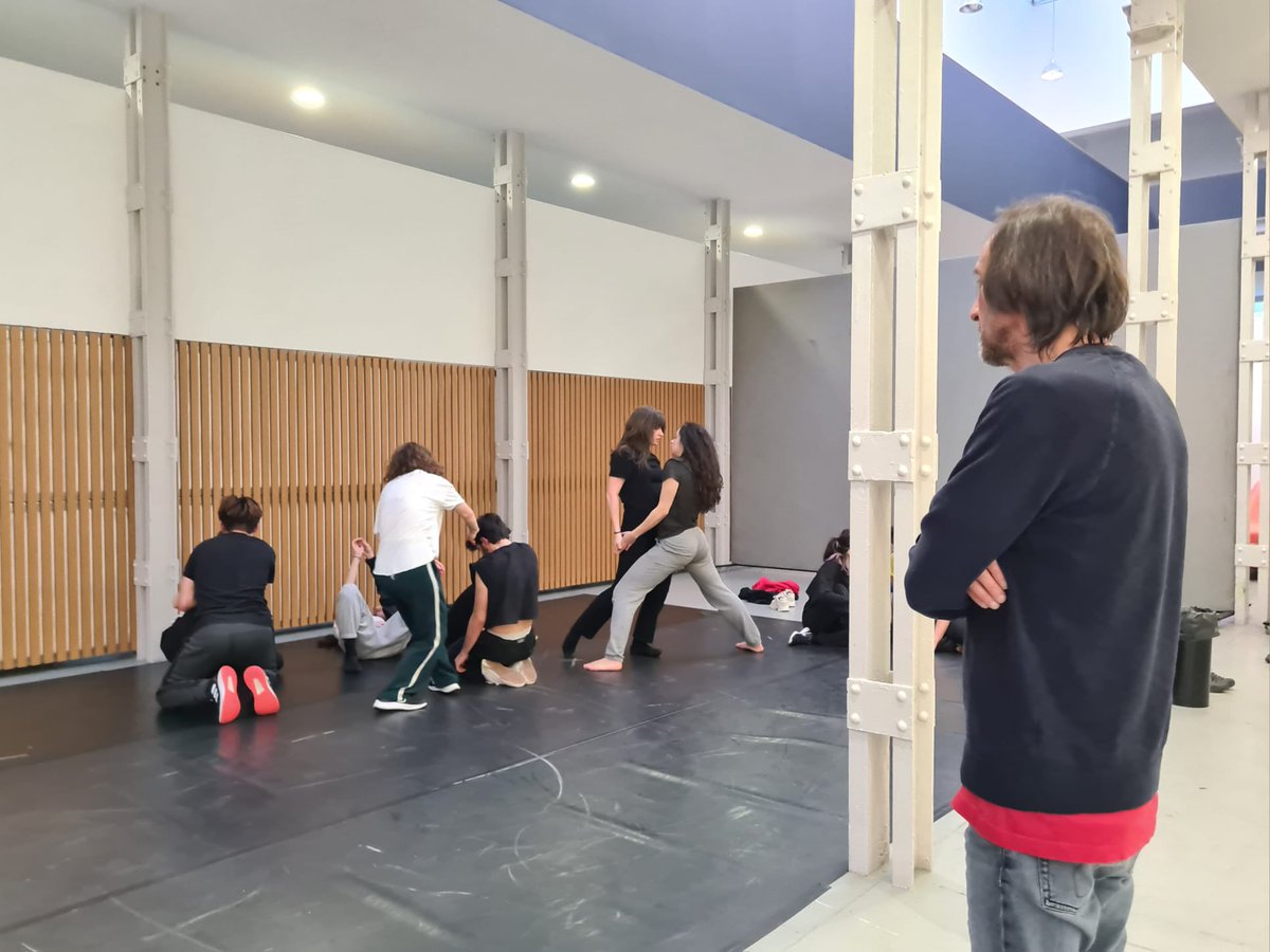 LavaVLL's tweet photo. En el #LavaVLL también hay espacio para la formación y el aprendizaje 🎓
Hoy y mañana el actor Juan Codina imparte un taller de interpretación como preámbulo a la representación de 'Los nadadores diurnos. Salón de bellaza', que tendra lugar mañana en la sala Concha Velasco. https://t.co/EHPS2q96tn