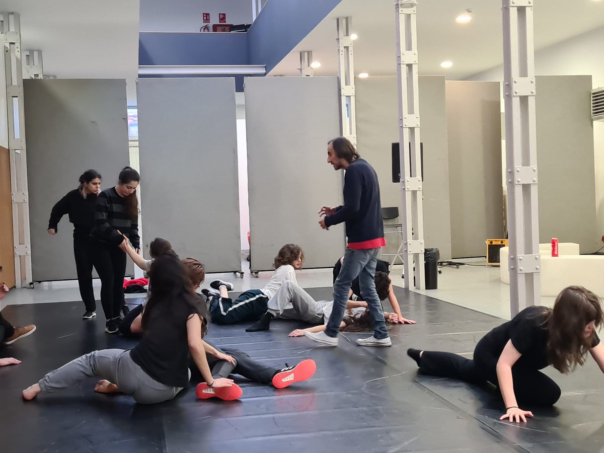 LavaVLL's tweet photo. En el #LavaVLL también hay espacio para la formación y el aprendizaje 🎓
Hoy y mañana el actor Juan Codina imparte un taller de interpretación como preámbulo a la representación de 'Los nadadores diurnos. Salón de bellaza', que tendra lugar mañana en la sala Concha Velasco. https://t.co/EHPS2q96tn