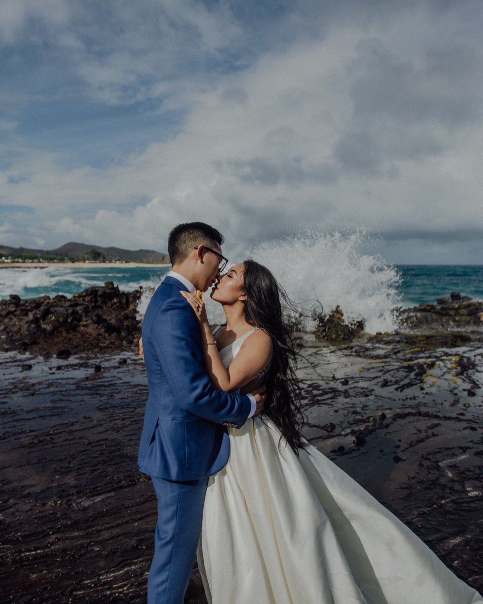 VidaChicEvents's tweet photo. Two hearts becoming one, forever captured in this beautiful moment ❤️

Photo by @lauriekjensen

#OahuWeddingPlanner #VidaChicEvents #HawaiiWedding #DestinationWedding #HonoluluWedding #OahuWedding #WeddingPhotography #WeddingTips #BridalTips #EliteWeddings #DIYBrides #WeddingHelp https://t.co/FTtWQ2k4nQ