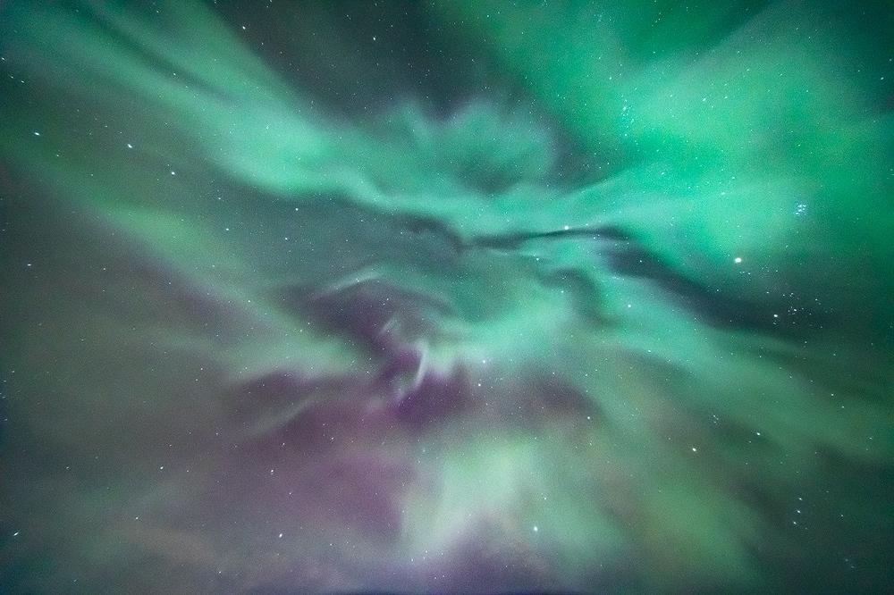 Capturing the Northern Lights can be a chaotic experience when they begin to move fast. Have you ever looked up into them? 🙄

#NorthernLights #PhotoWorkshop #Aurora
