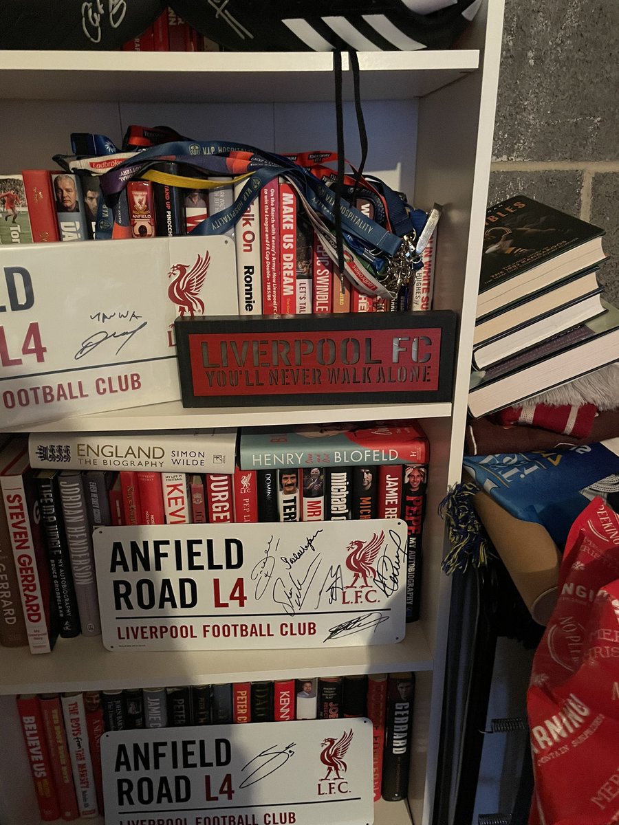 LFCRhinos's tweet image. Newest addition to my LFC collection. Was the sign or @OriginalFunko worried if I start with them I’ll have another collection on my hands. Thanks to whoever pointed me in the direction of the light up sign. #LFC #LFCBooks #StreetSigns #SignedPieces #Boots