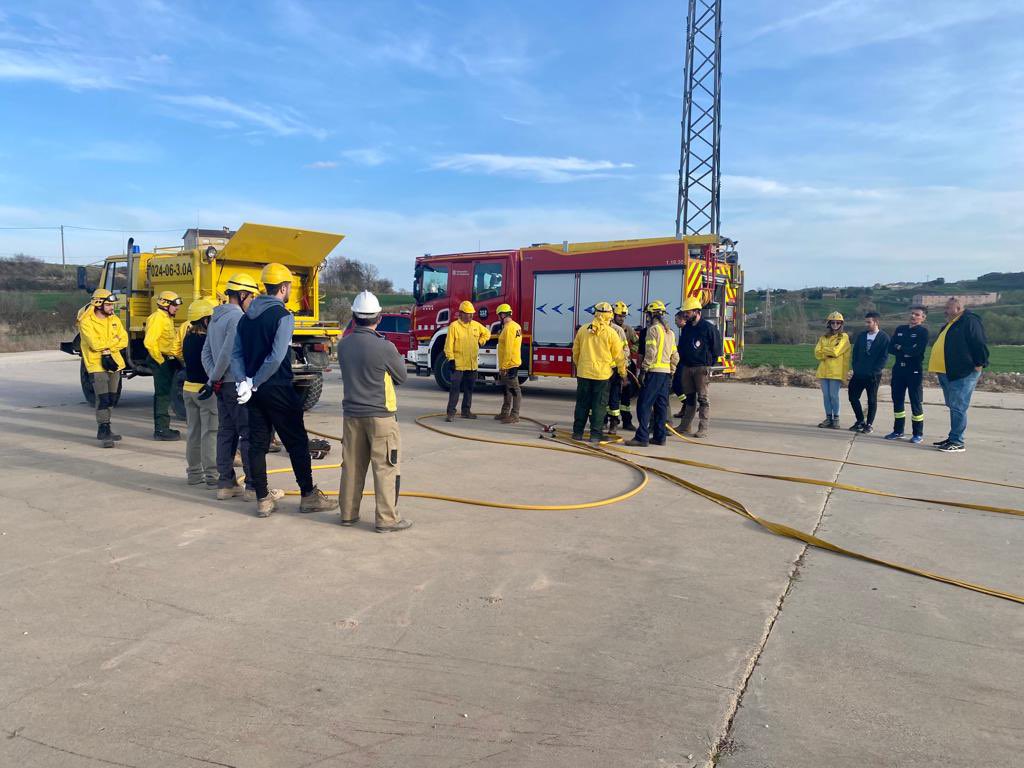 adfsolsonesorie's tweet photo. Després de l’èxit de la jornada de formació i practiques d’avui, només queda agrair l’ajuda i col.laboració per fer-ho possible a tot el personal de @bomberscat al parc Solsona, al @sfadfcat i als companys de adf Solverd https://t.co/XYwhTtRj0Z