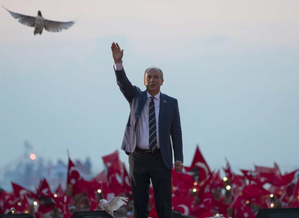 yeni1haberr's tweet photo. Muharrem İnce:

Beni değil, edebiliyorsanız önce benim aday olmamı isteyen insanlarımızı ikna edin. Bu işi başaracağımızdan şüphesi olmayan milyonları ikna edin. Siyasetçi, seçmenin vekilidir; ben onların sesiyim. https://t.co/OrNRVwk038