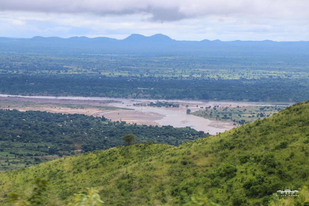 MalawiTweet's tweet photo. The Asian community has raised 1.6Billion MK to support govt. This is evidence enough that Malawians of good will are really committed to this crisis without being selective. #Malawi https://t.co/7BP7k1axQv