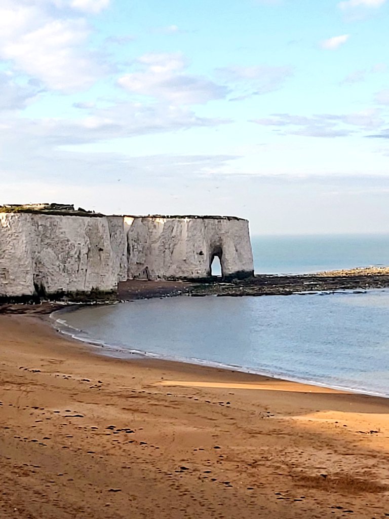 AnnieCricket's tweet photo. Perfect crescent 
#vikingbay
#kingsgatebay
#uktravels https://t.co/igu7C4BpiO