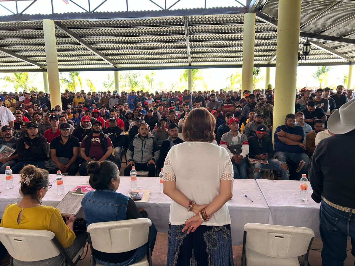 MaluMicher's tweet photo. Esta tarde me reuní con trabajadoras y trabajadores agrícolas en #León, Guanajuato para darles a conocer las nuevas oportunidades a las que tendrán acceso para llevar su trabajo más allá de las fronteras de 🇲🇽 gracias a los esfuerzos de la @SRE_mx y #BigForce. https://t.co/22PjB7ygXl