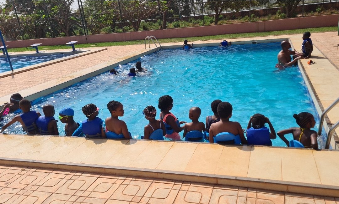 EcolelesLutins's tweet photo. Première séance de natation des CP de l'école les Lutins, au grand bonheur des enfants!
@aefe_zao @aefeinfo https://t.co/AeGR1elyQB