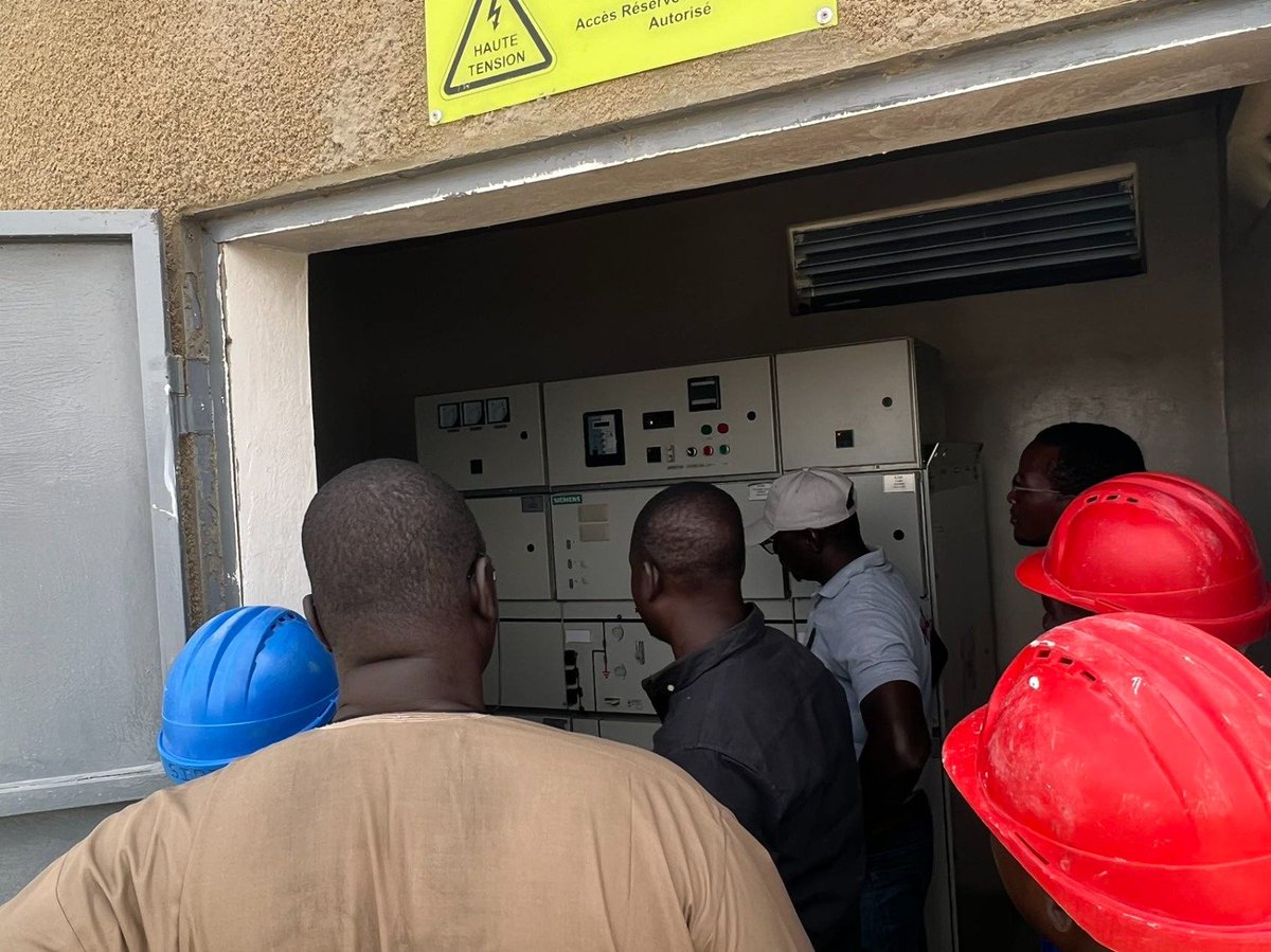 NIGELEC_SA's tweet photo. #Dirkou
Ce jour, les tests de connexion de la nouvelle Centrale Hybride solaire/diesel, au réseau de la Ville, se sont réalisés avec succès...
Projet : #NESAP
Financement : @Banquemondiale https://t.co/by1J5cuFDf