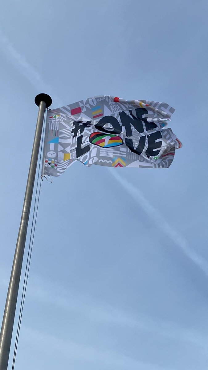 vv_Hattem's tweet photo. Het weekend begint op vrijdag...
De #onelove vlag wappert en voelt zich thuis bij de voetbalvereniging voor iedereen ..💛💙 https://t.co/4MDtjAOmpQ