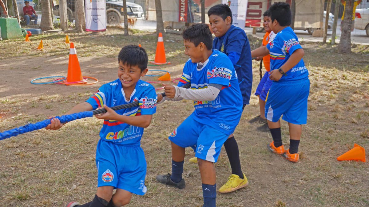 PionerosFC's tweet photo. Todo un éxito una edición más de #TodosXLaPaz 🕊 

¡Gracias a todos los vecinos y vecinas de la Colonia Avante por sumarse a nuestra jornada #FutbolNosUne ! 

Seguimos trabajando en acciones para fortalecernos.

#CancunNosUne 🤝
#PionerosFC https://t.co/B6wSB3Pufs
