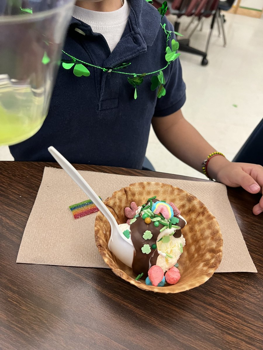 NicoleA1821's tweet photo. HAPPY ST PATRICK’S DAY! ☘️🌈💚@FlagamiSchool https://t.co/nxpisEzrk1