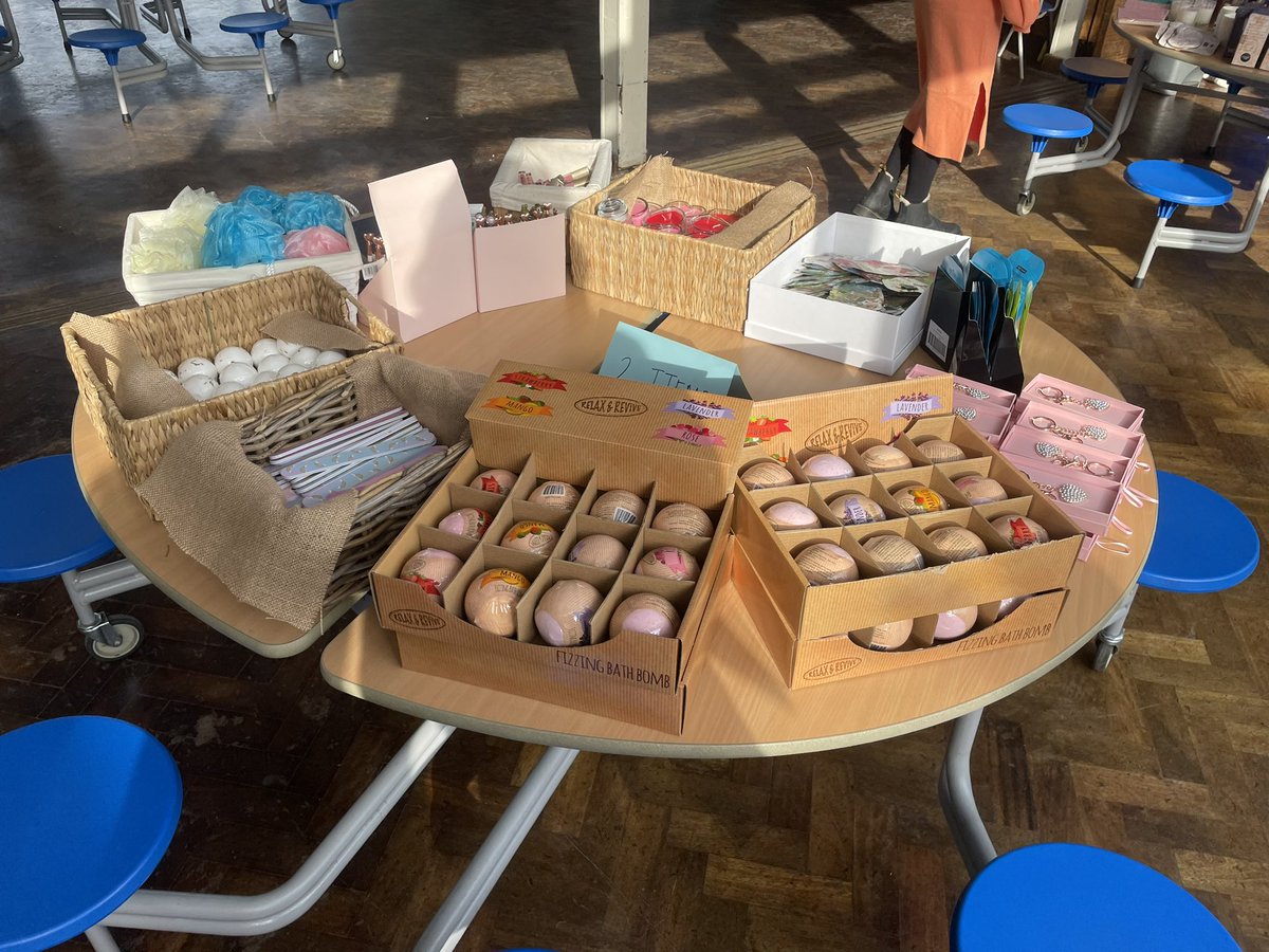 NinelandsFON's tweet photo. We had a busy day at our Mother’s Day shop today! Lots of excited children picking some special for their loved ones. We hope you all enjoy them on Sunday! @NinelandsPS https://t.co/0RHlg9ZiYA