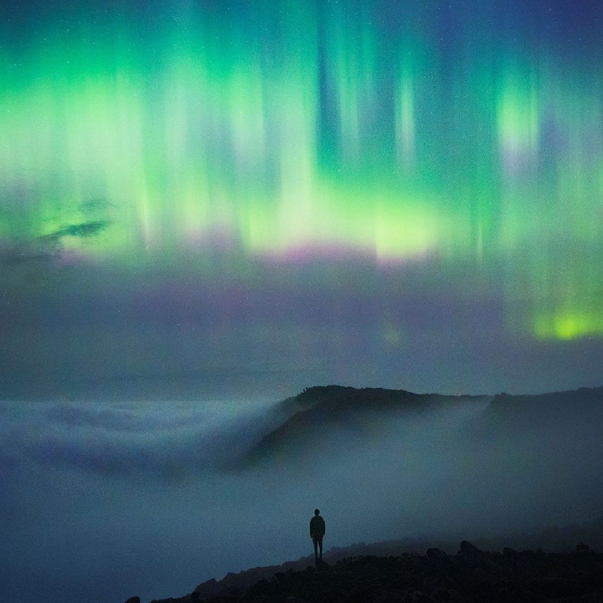 Caught the Aurora Australis doing a disco dance in Tassie! 🌌💃 Kudos to IG/_danieltran_, who captured this spectacular sky show over nipaluna (@HobartandBeyond) in @tasmania ✨. #seeaustralia #comeandsaygday https://t.co/vc5Bptr9Aj