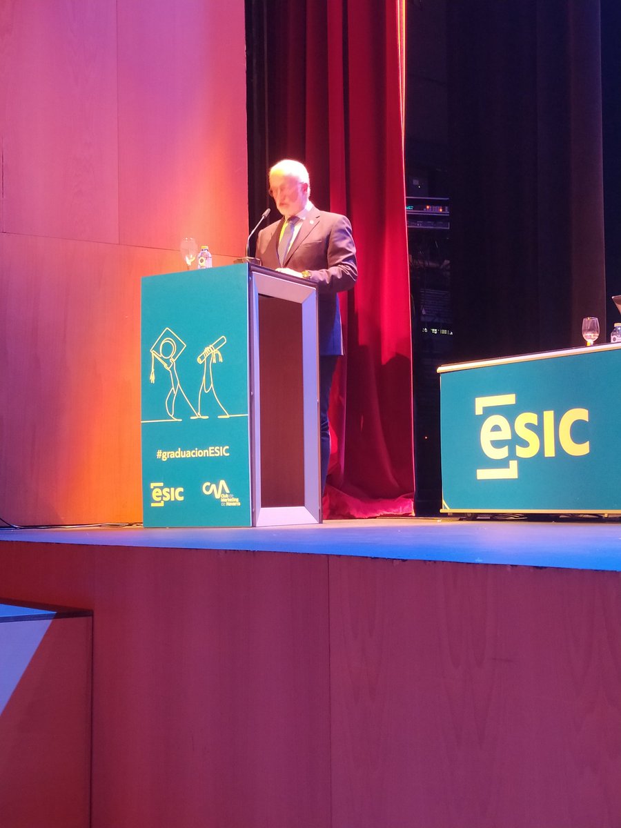 Premio Aster Trayectoria Profesional a Manuel Ezquer Larrea, Plant Manager Director de Hydro Extrusion
Entrega:  Excmo. Sr. D. Enrique Maya Miranda Alcalde de Pamplona.
#PremiosASTER  #ESIC #graduacionESIC