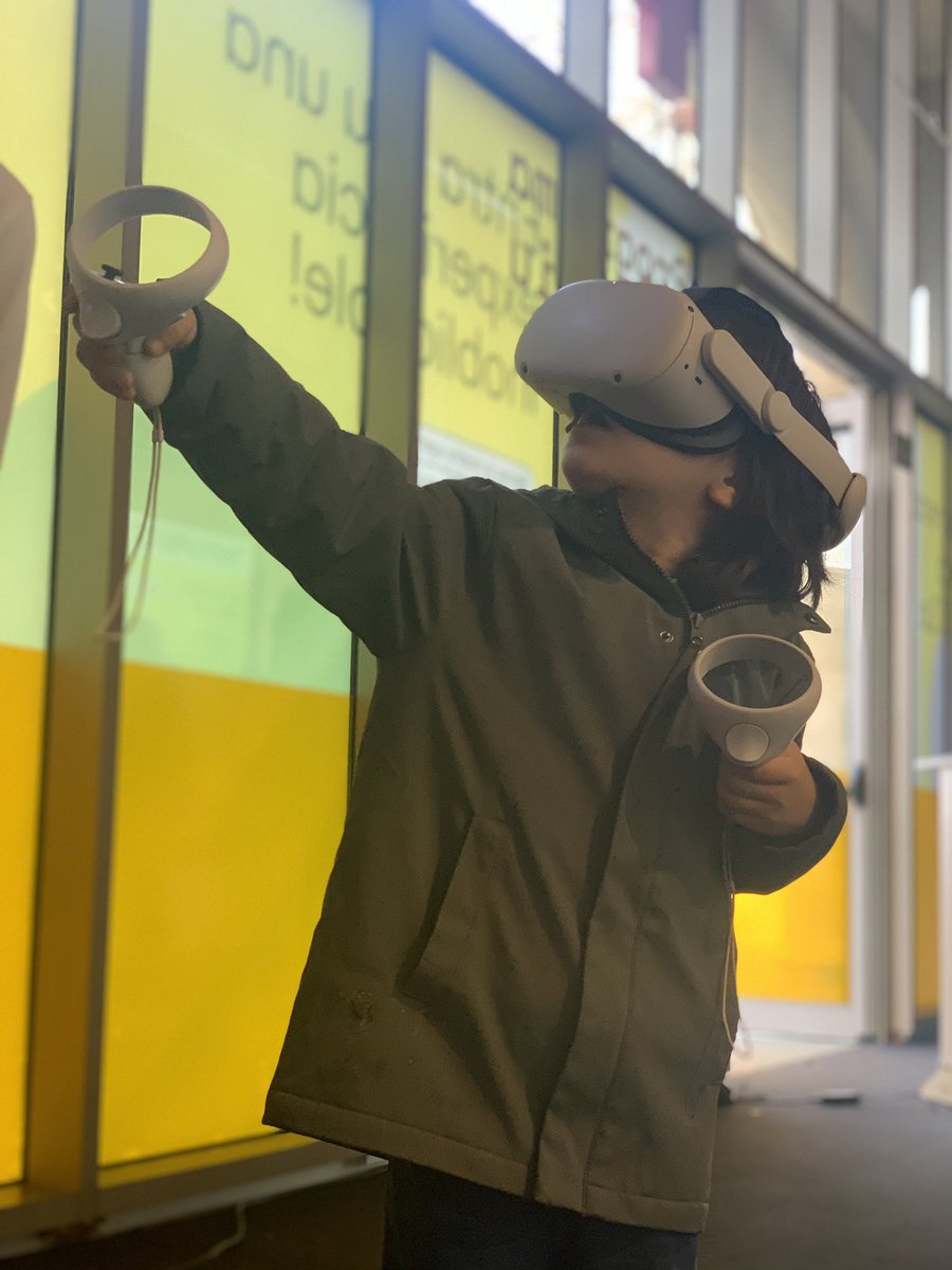 Steleta's tweet photo. La #TechandPlay23 són els iaios que passaven per allà i ho han provat tot, és el meu fill de 5 anys flipant perquè ha pogut tirar 1 fletxa virtual i fer-se un avatar com el #Titó del @SomSX3 i són els joves debatent amb @gerardromero i @sorluciacaram sobre educació. Quin 1r dia! https://t.co/Y1U0iIkryc