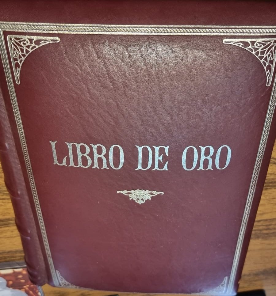Weretilneck's tweet photo. Nos reunimos con la comisión directiva de la Asociación de Bomberos Voluntarios de Bariloche, donde tuve el honor de firmar el libro de oro e intercambiamos opiniones, buscando acuerdos y soluciones. Acá, tiramos para el mismo lado. #JuntosAca✅️ https://t.co/7QQK8ARKeR
