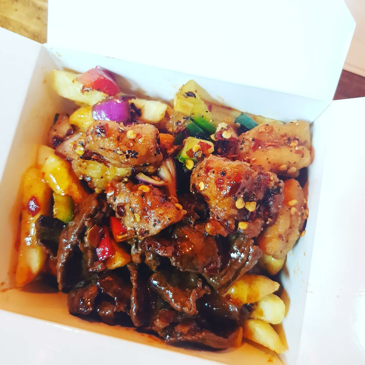 Medium box, Spicy Chips with beef teriyaki & salt & pepper chicken😋👌🏾🌶 #spicyshack #asianstreetfood #nagawings #chickentikkamasala #chickenjalfrezi #lambbhuna #brunch #Amazingfood #foodpic #instafood #lunch #dinner #eating #foodpics #beefteriyaki #saltandpepperchicken