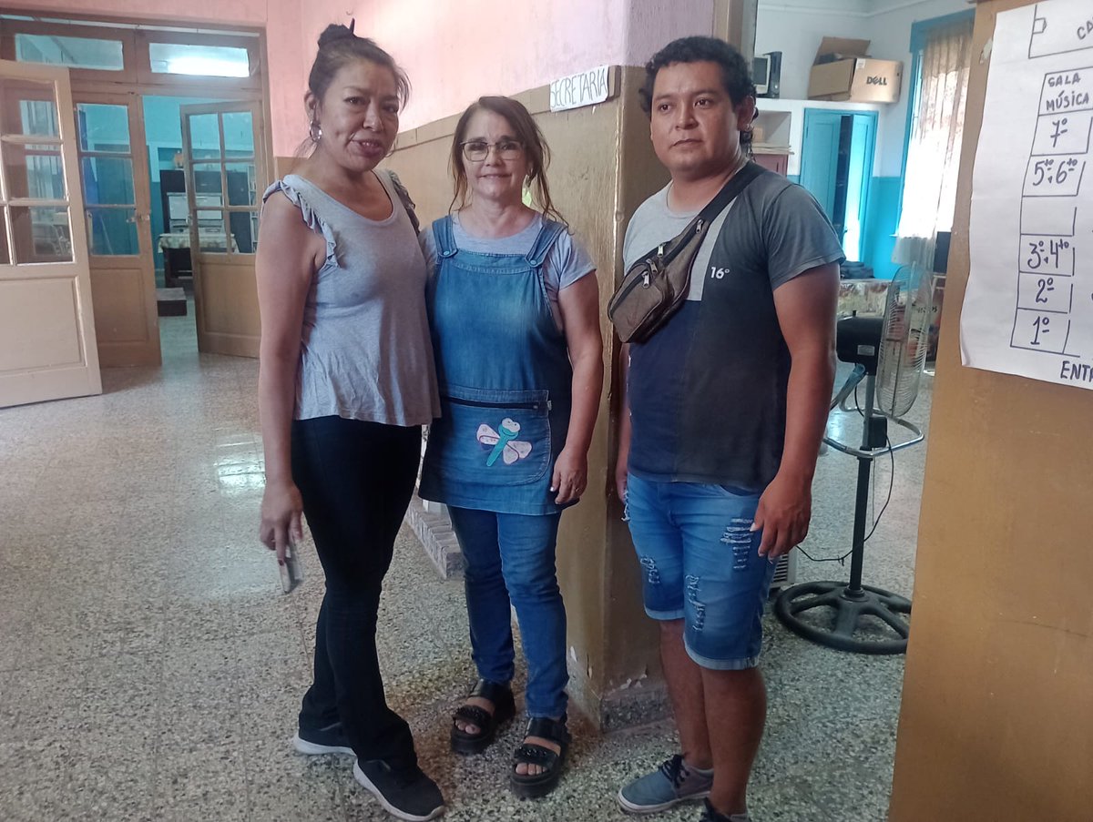 ArribaJujuy's tweet photo. GUARDAPOLVOS PARA ALUMNOS Y ALUMNAS DE #ARRAYANAL 🏫🚶♂️🚶♀️
Junto a la vocal de la Comisión Municipal de #Arrayanal Basilia Liliana Yaicuares y equipo, entregamos guardapolvos para los estudiantes de la escuela N° 306 Domingo Faustino Sarmiento de la localidad de #Arrayanal.
⬇️⬇️ https://t.co/48fEL9ODSf