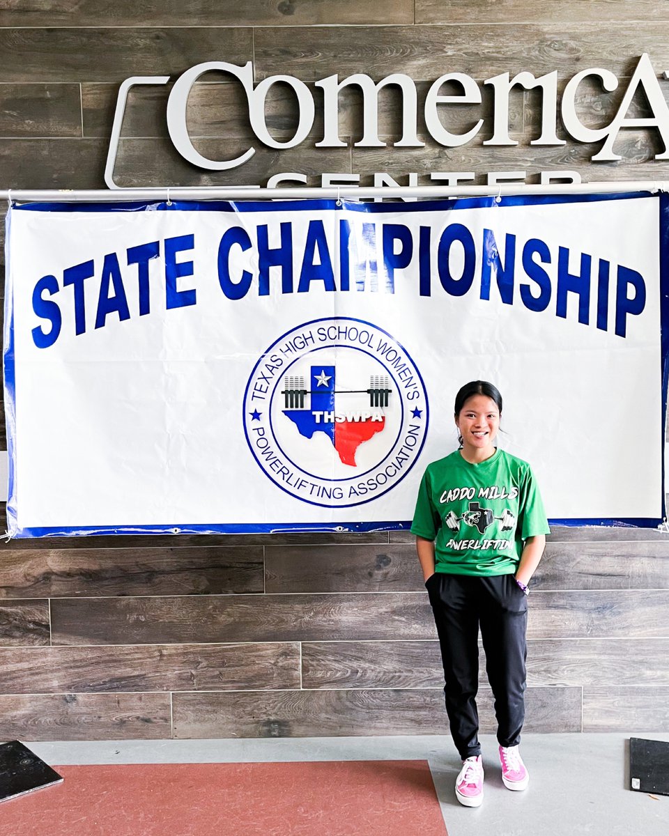 joleacrow's tweet photo. The BEST 4 years of my life was being involved in powerlifting! 🖤💚🦊 So many great memories with my powerlifting friends, coaches, and hitting PR’S. I placed 7th in State this year in the 97 lb weight class. BW 95.6 https://t.co/Iv8IqXazS1