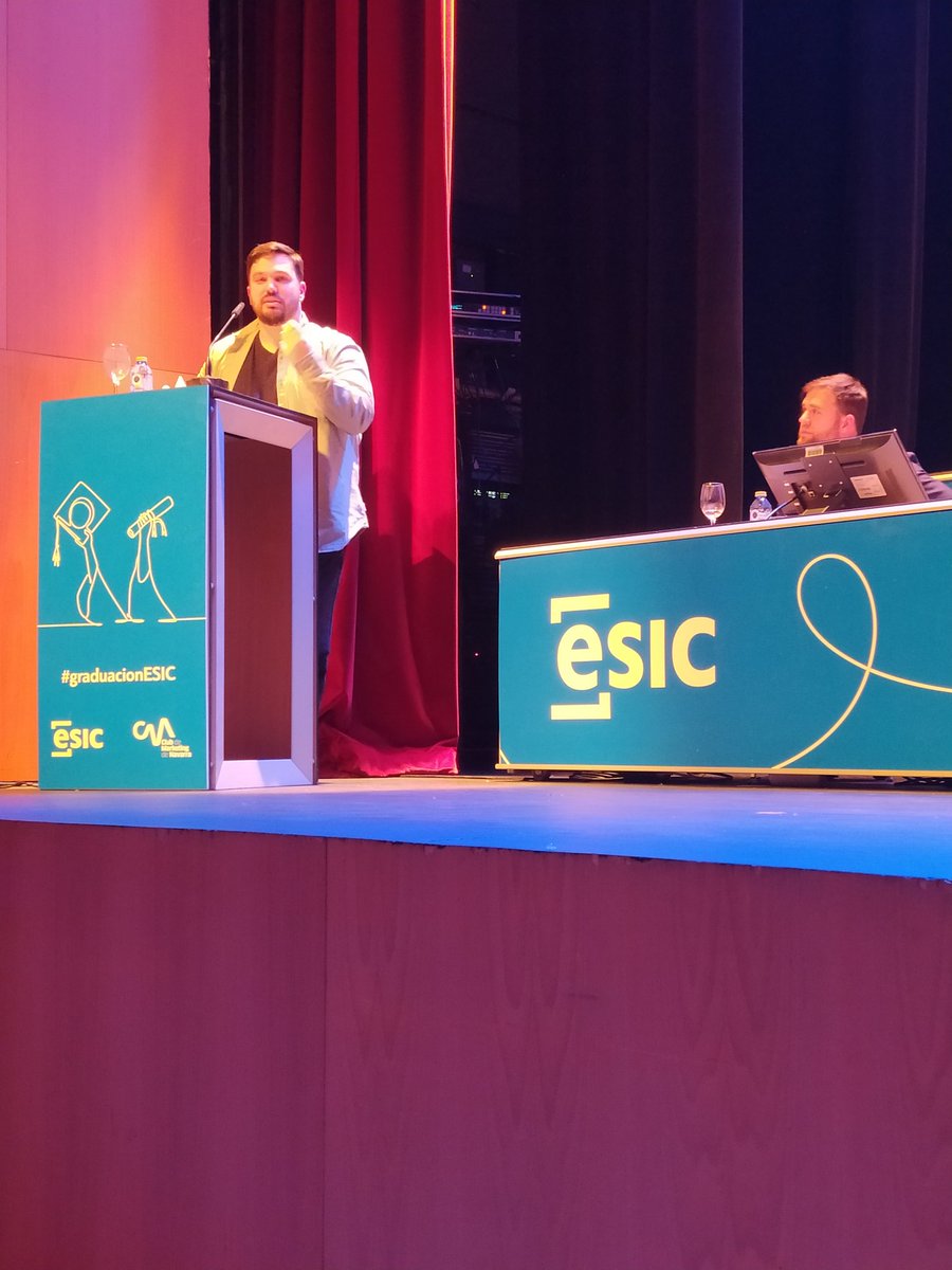 Premio Aster al Mejor Emprendedor a Daniel Valdés Araiz, CEO Nexxyo Labs.
Entrega: D. Gonzalo Soto Escudero,  Responsable de emprendedores-Línea Inicia Caja Rural de Navarra
#PremiosASTER  #ESIC #graduacionESIC