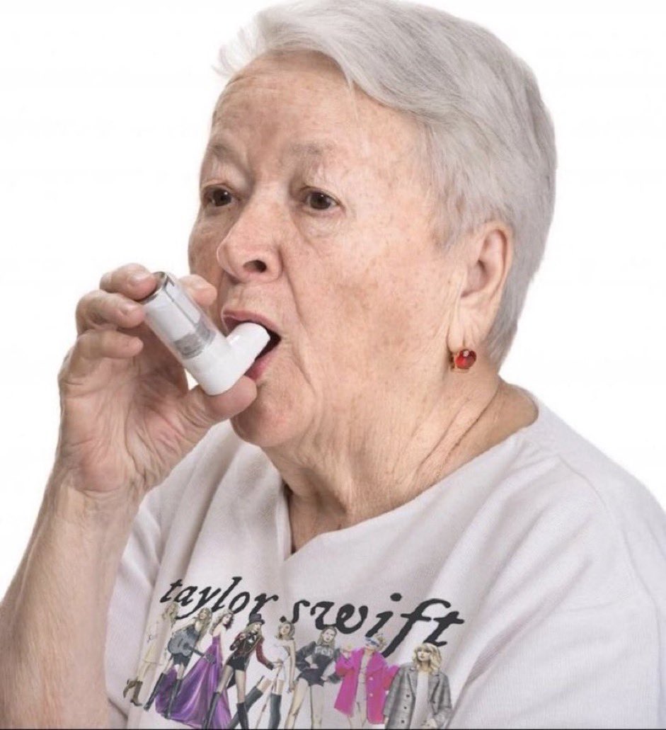 iislandbreeeze's tweet photo. me when the merch truck opens for a concert I’m not attending !!!!! https://t.co/SPSkuWxiS5