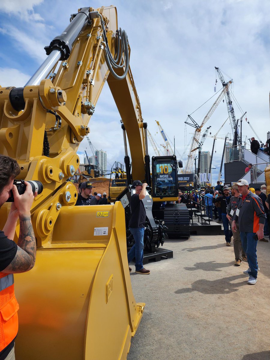 iron_pros's tweet image. There is nothing quite like a BEAUTIFUL MACHINE on a GORGEOUS DAY!

Check out the activity at @CaterpillarInc ‘s booth at #conexpoconagg2023 ! 👀

Have you stopped by?

#conexpo #caterpillar #construction #constructionlife #constructionequipment