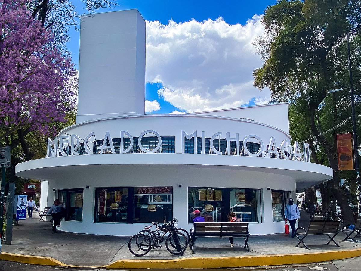 El #MercadoMichoacán lo inicia el ex Presidente Cárdenas en 1938 y lo finaliza su sucesor Ávila Camacho en 1946. Casi un siglo después, en 2023; Sandra Cuevas, tu Alcaldesa de #Cuauhtémoc rescata la belleza arquitectónica de su fachada original de los años 40.