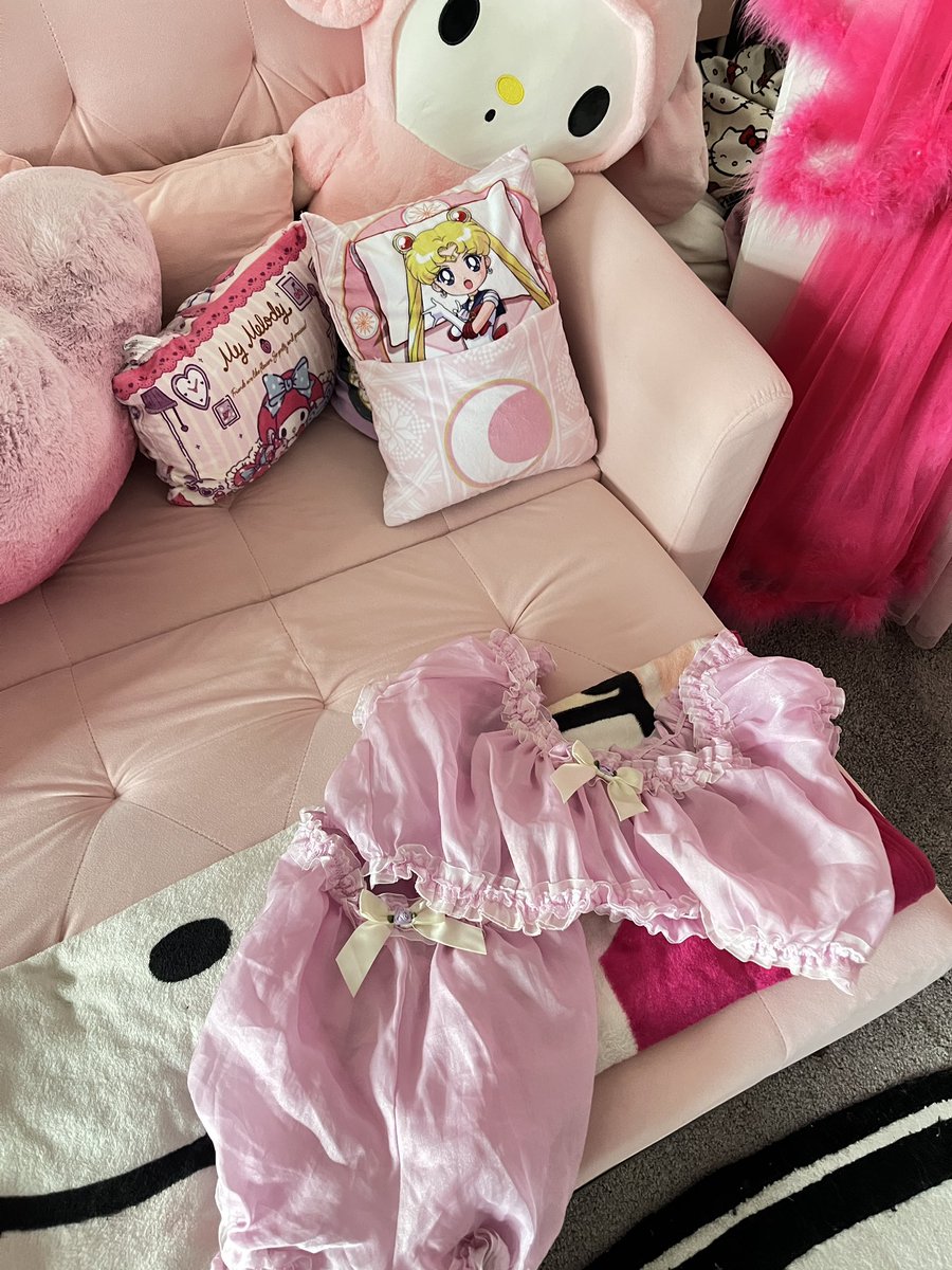 PinKIYSensei's tweet photo. Prepping for tonight’s slumber party with the #PrettyCommittee &amp; idk what to wear. https://t.co/fUo6k4Vh38