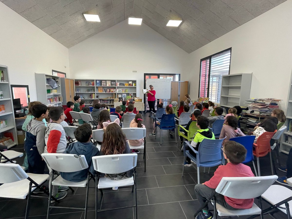 ceipkantica's tweet photo. Qué mejor manera de estrenar la nueva ubicación de nuestra biblioteca que con una semana con Isabel Benito 📖 ‘Contar con los dedos’ ❤️ ‘Poesía ilustrada’ 💚 ‘Lo que cuentan los cuentos que ya sabemos’ ���� Todo el cole disfrutando de las actividades del Plan de Lectura 🧡@educacyl https://t.co/1JFd27nBGK