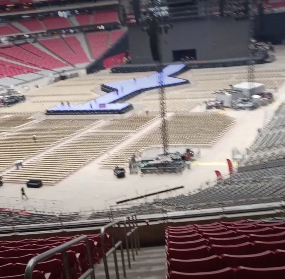 TSTheErasTour's tweet photo. wow omg the stage https://t.co/5tMlXXIsVD