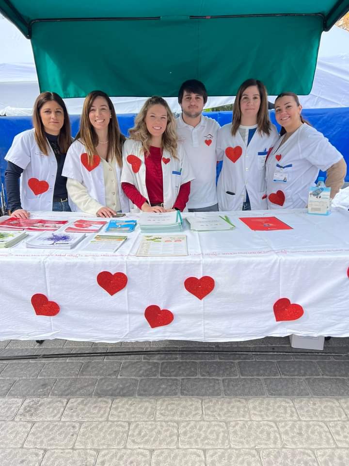 CCalasparra's tweet photo. Esta mañana con motivo del dia Europeo de prevención del riesgo cardiovascular, nuestras enfermeras del C. S. Calasparra,  han salido a la calle para concienciar a nuestra población de llevar una vida cardiosaludable. https://t.co/R6KnSPrmx1