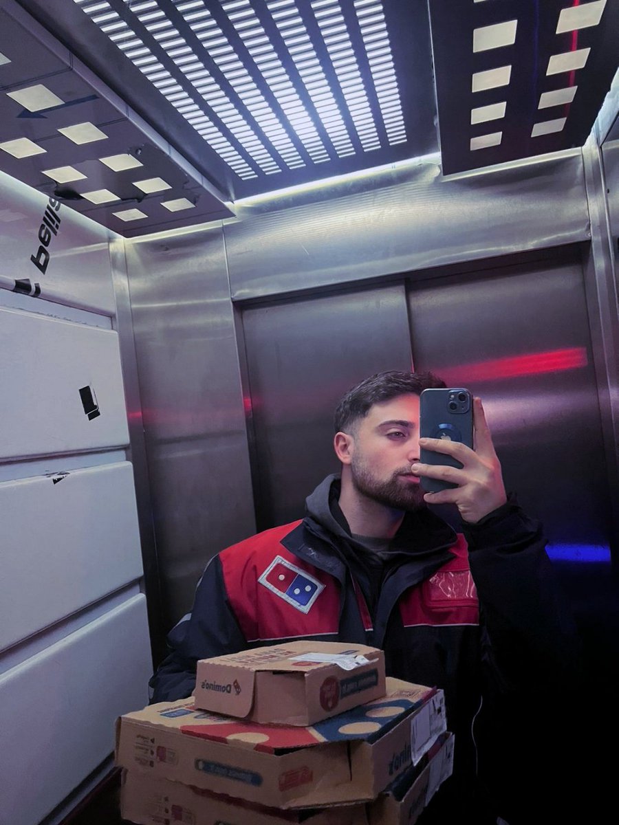 habipsizz's tweet photo. Ben habip.
 Pizzanızı verip kızınızı almaya geldim
Lütfen açar mısınız efendim kapıyı... https://t.co/OHm1q6JAFW