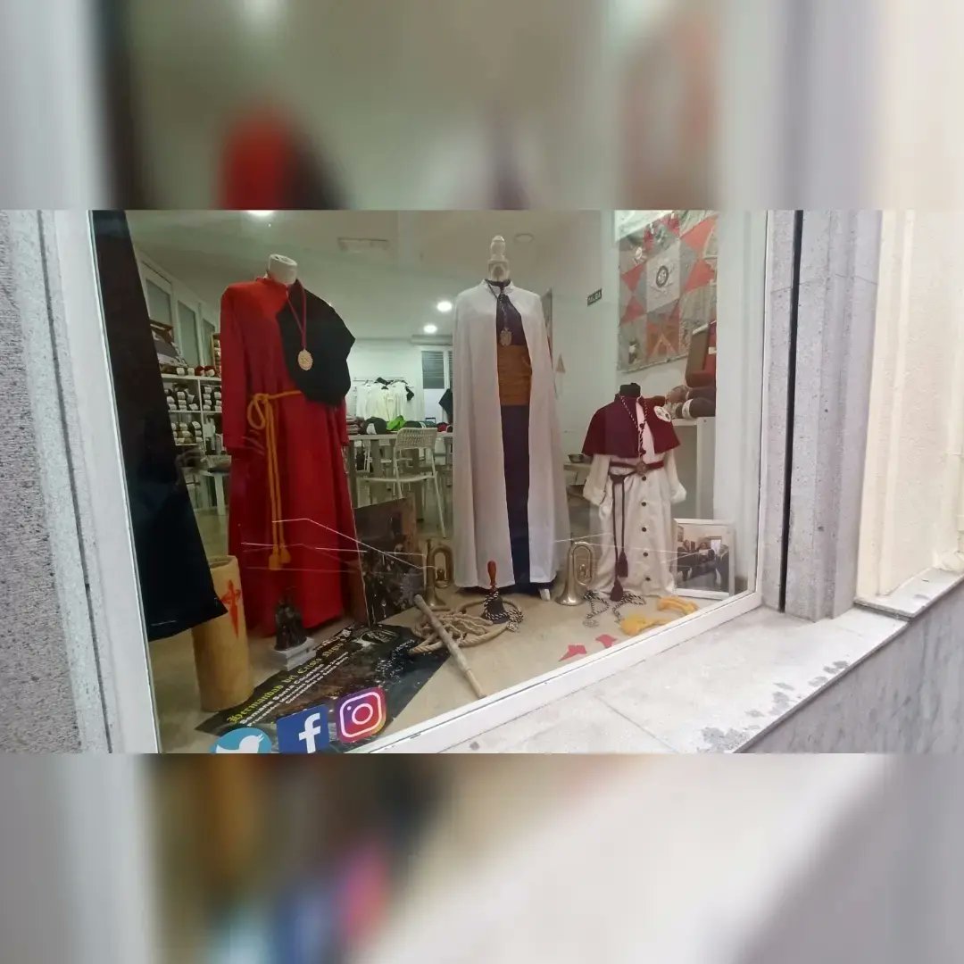 kekenacaceres's tweet photo. Con motivo de la #SemanaSanta hemos actualizado el escaparate de nuestra tienda, para ello hemos contado con la colaboración de @CristoNegroCC @CristoBatallasC y @jesusnazarenocc 

Te invitamos 👀 en vivo:
📍Casas de Cotallo,  2 #caceres https://t.co/jQcll47vZw