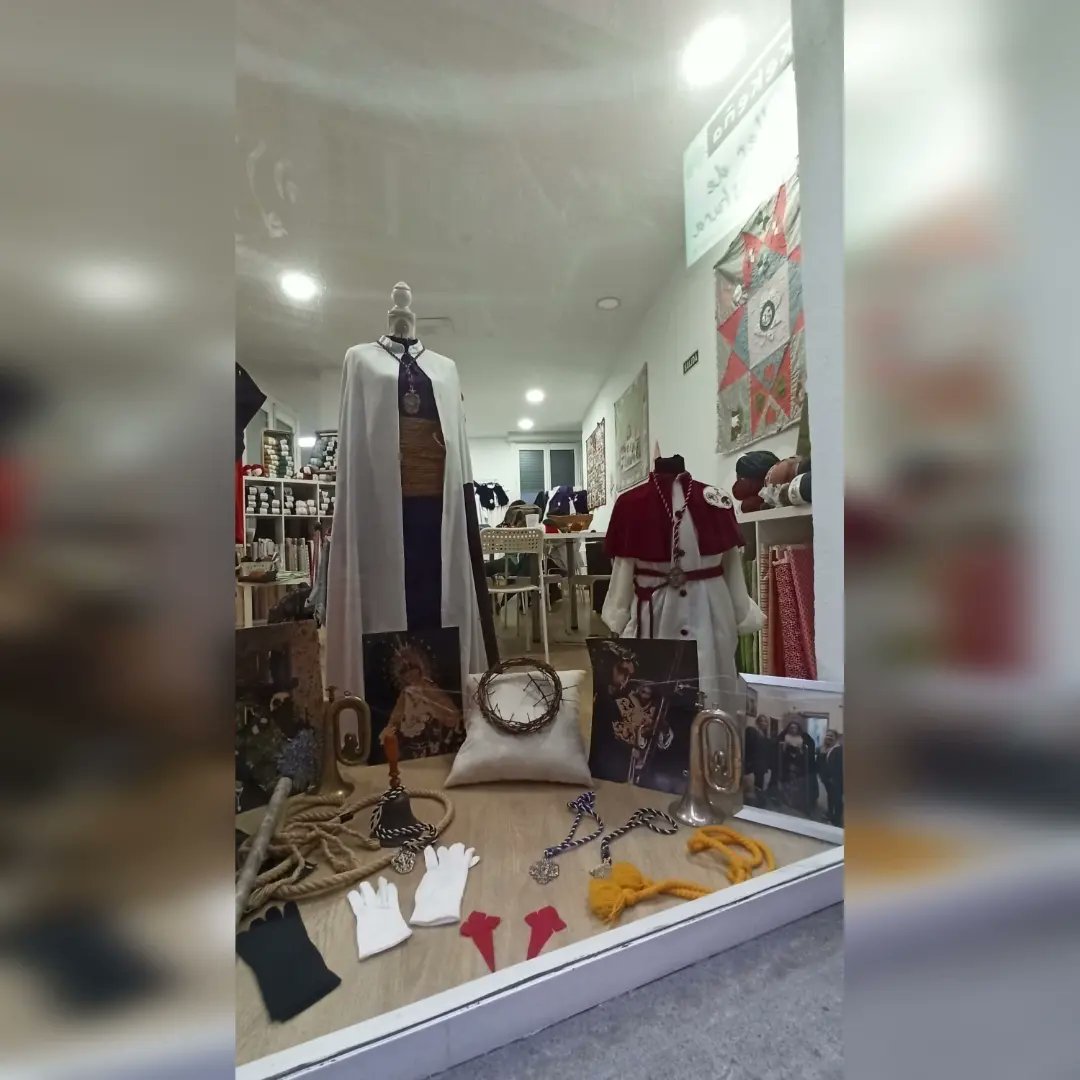 kekenacaceres's tweet photo. Con motivo de la #SemanaSanta hemos actualizado el escaparate de nuestra tienda, para ello hemos contado con la colaboración de @CristoNegroCC @CristoBatallasC y @jesusnazarenocc 

Te invitamos 👀 en vivo:
📍Casas de Cotallo,  2 #caceres https://t.co/jQcll47vZw