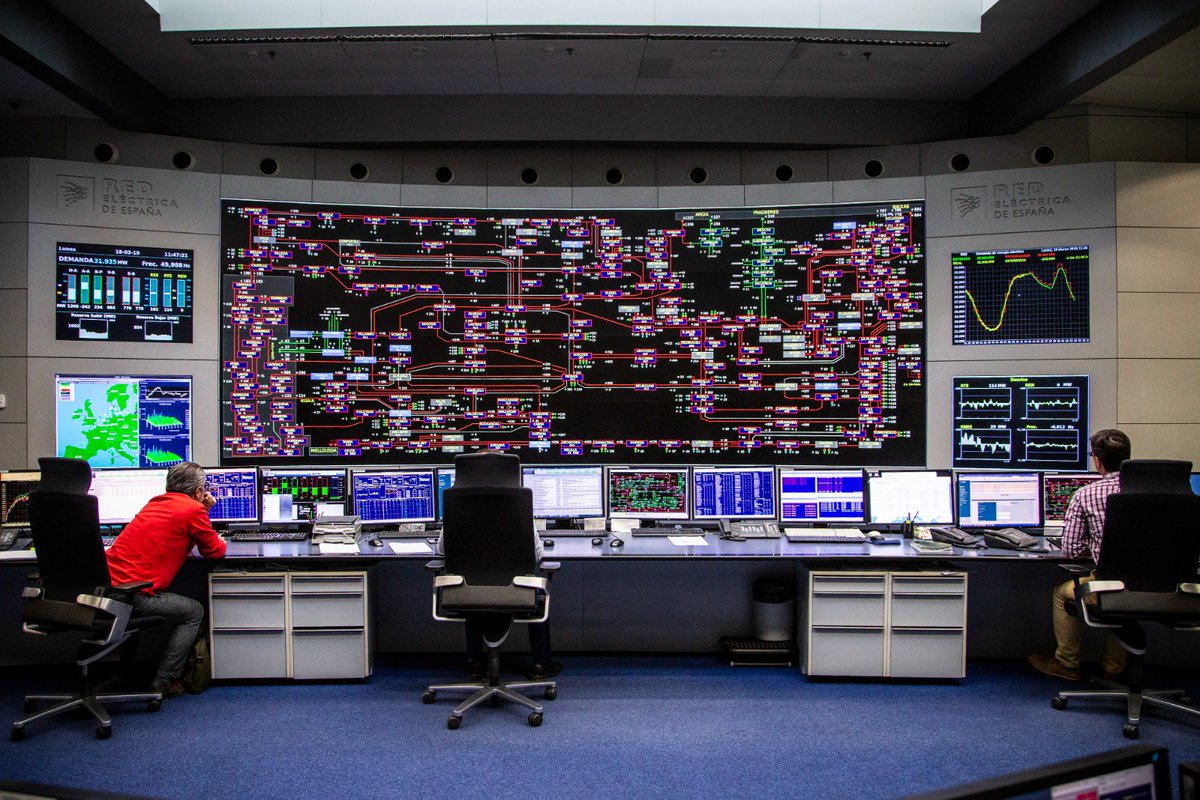 BeatrizCorredor's tweet photo. La primera vez que vi el Centro de Control de @RedElectricaREE y la labor de los operadores quedé impresionada. Es el cerebro que controla todo lo que sucede en el sistema eléctrico. Os invito a conocerlo a través de esta visita virtual…
⬇️

🔗https://t.co/B1FVAAXZn9 https://t.co/UpVbDYMOsy
