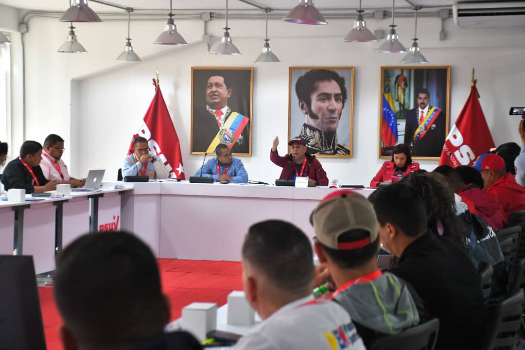 Continuamos desde el I Encuentro Nacional de Organización del PSUV junto a los 24 responsables estadales PSUV y JPSUV, así como los jefes y jefas de las salas situacionales 🇻🇪❤️ 

<a href="/pinfantea/">Pedro Infante A.</a> 
<a href="/AmkValentina/">América Valiente🇻🇪</a>
#BastaDeImposiciónImperial