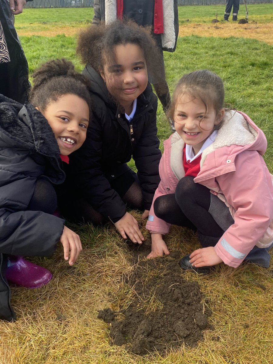 A huge thank you to those that donated these trees to allow us to plant over 300 trees to help the environment and grow the minds of the children @RedscopeSchool . @WoodlandTrust, Sheffield Fruit Trees, @EndeavourSheff and @RU_CST