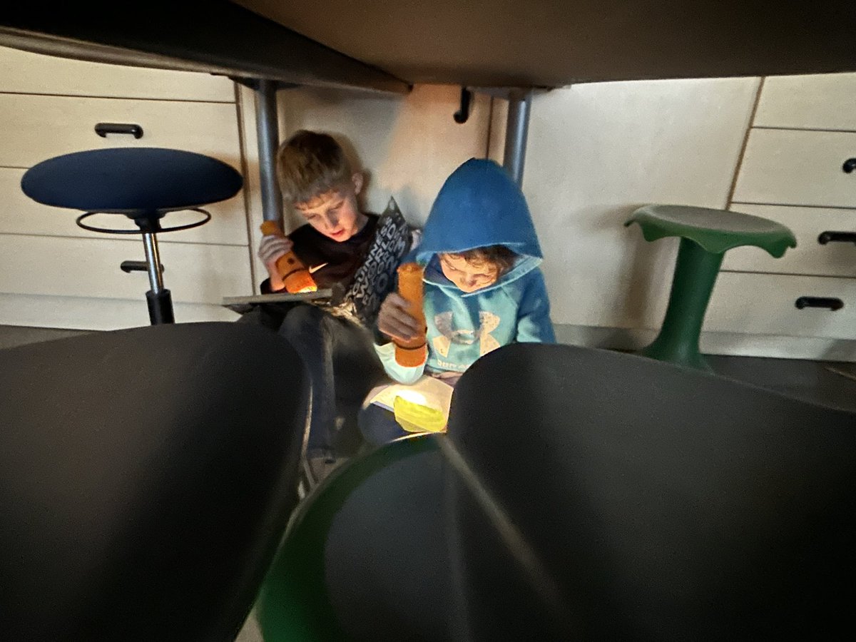 kelliecacioppo's tweet photo. Flashlight Friday in 4th grade is fantastic and full of light! #kipway #109way @cacioppoleaders https://t.co/ruPpPvxdSg