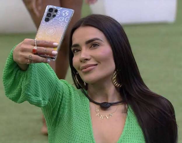 yankisner's tweet photo. Chamar a Dania de "marmita" não é  "gíria regional". Foi uma atitude péssima, vinda de uma mulher que claramente quer fazer uma personagem ali dentro, mas sempre está pronta pra defender macho escr0to. Dania merece respeito! Que mulher invejosa. #ForaAmanda #BBB23 https://t.co/ds4NiTG5iN