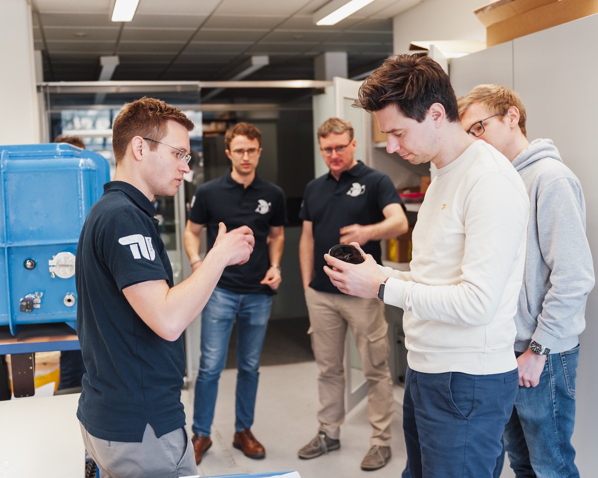 Solarzellen auf dem Mond 🌑 … daran forschen wir aktuell bei <a href="/jpmsilicon/">JPM Silicon</a> gemeinsam mit der <a href="/TUBerlin/">TU Berlin</a>. Das  durch das <a href="/DLR_de/">DLR_de</a> geförderte Vorhaben läuft noch bis 2024 und soll mit einer ersten Solarzelle aus Mondstaub enden. Next Stop 🚀