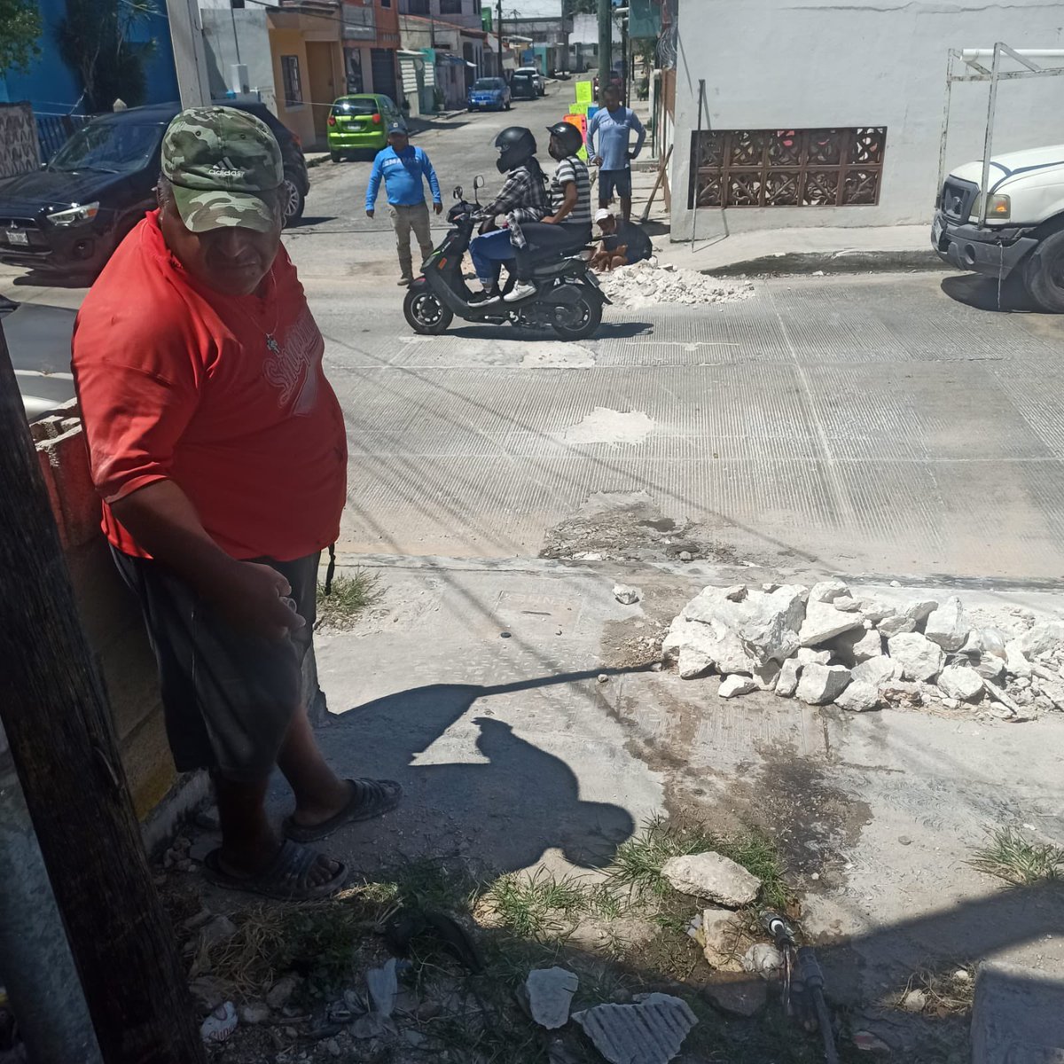 smapacampeche's tweet photo. La brigada de #SMAPAC 💧, acudió a la calle 108 de la colonia #SantaLucía, para realizar la rehabilitación de una toma de agua por falta de servicio 🚱

#SmapaCampeche 💧
#CapitalAmable 🧡
#YoCuidoElAgua
#30AñosDeServicio https://t.co/ehUNca4y20