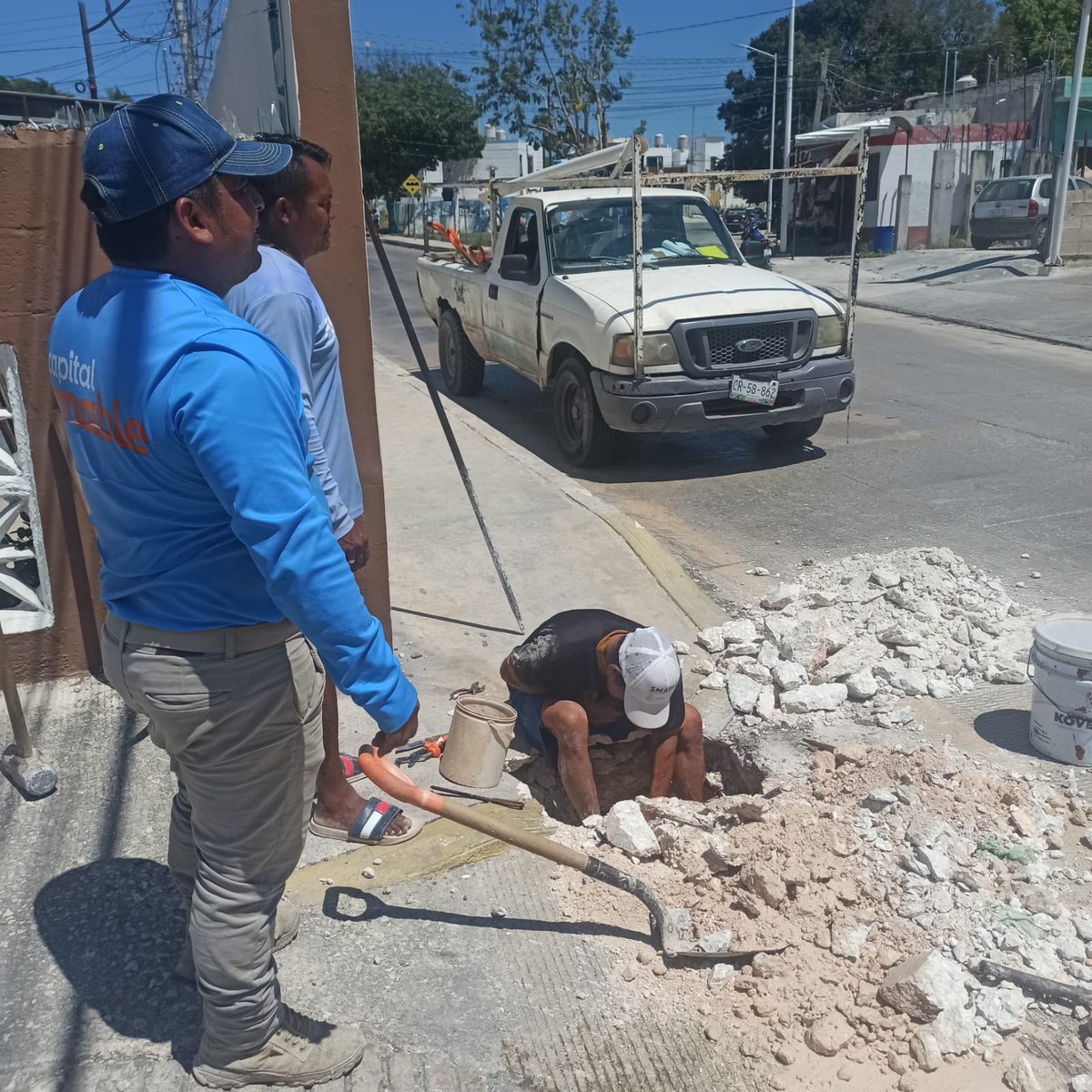 smapacampeche's tweet photo. La brigada de #SMAPAC 💧, acudió a la calle 108 de la colonia #SantaLucía, para realizar la rehabilitación de una toma de agua por falta de servicio 🚱

#SmapaCampeche 💧
#CapitalAmable 🧡
#YoCuidoElAgua
#30AñosDeServicio https://t.co/ehUNca4y20
