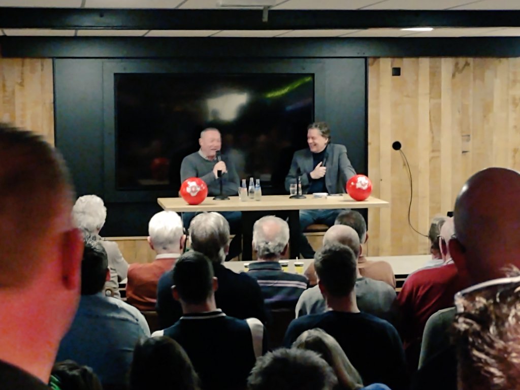 Hagi1974's tweet photo. #cote #FCTwente #bvvborne #cv100bvvborne

Leuke avond en ville bak met Ron Jans en Eddy van de Leij bij de cv100 bij Bvv Borne. https://t.co/IDqIvwtpzX