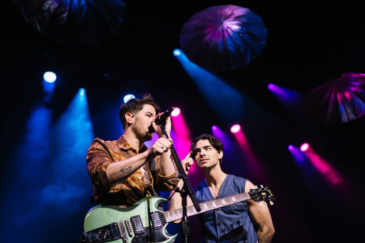 jonasbrothers's tweet photo. What a night playing Lines, Vines, and Trying Times! The support you have always shown for this album has meant so much to us. The love in the room last night was unreal. Tonight…Happiness Begins!! https://t.co/e3w69UPYvv