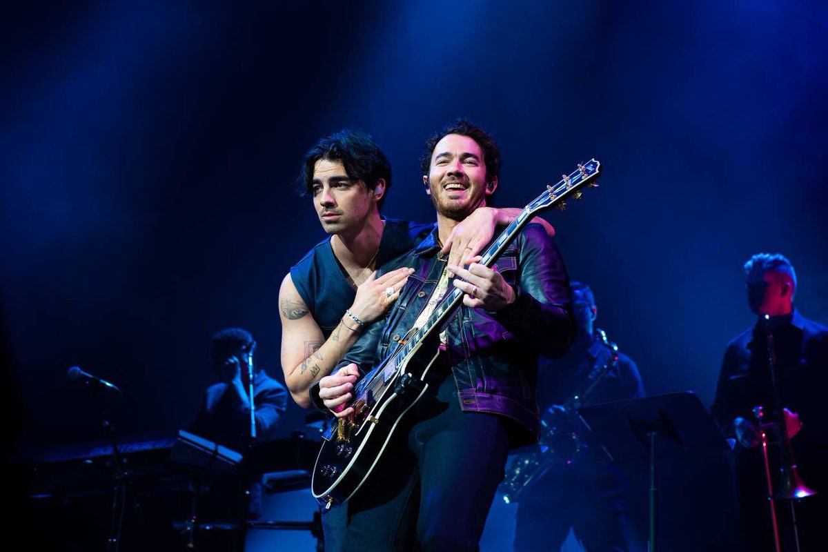 jonasbrothers's tweet photo. What a night playing Lines, Vines, and Trying Times! The support you have always shown for this album has meant so much to us. The love in the room last night was unreal. Tonight…Happiness Begins!! https://t.co/e3w69UPYvv